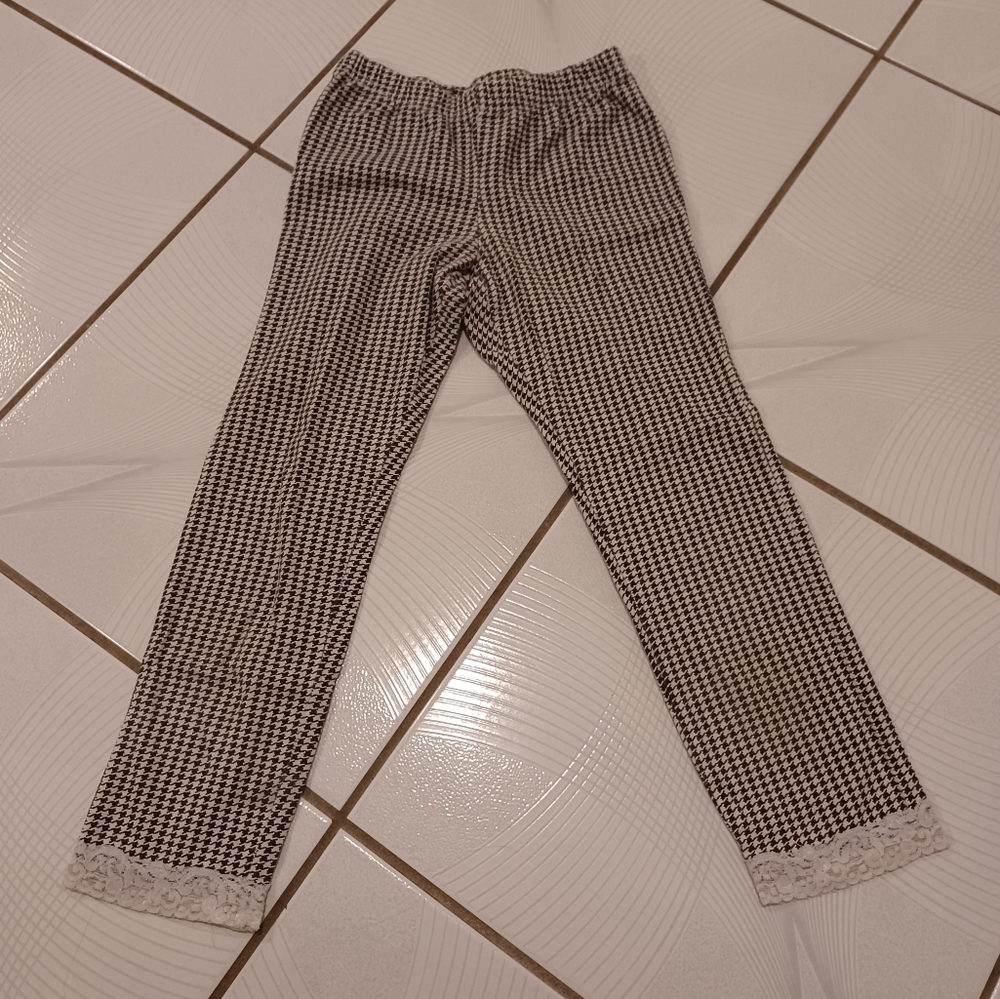 $4 Add-on Checkered Capri Pants - Size 7/8 (Small/Girl)
